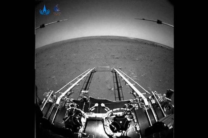 BEZ KOMENTÁŘE: První záběry čínské sondy z povrchu Marsu