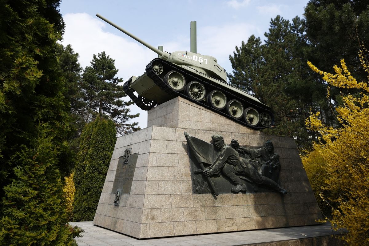Součástí památníku je tank, který osvobozoval Ostravu.