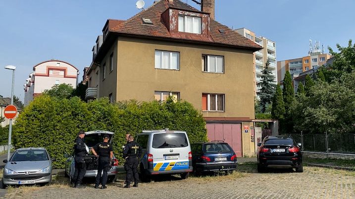 V Praze na ulici našli mrtvého muže. Policie nevyloučila násilnou smrt