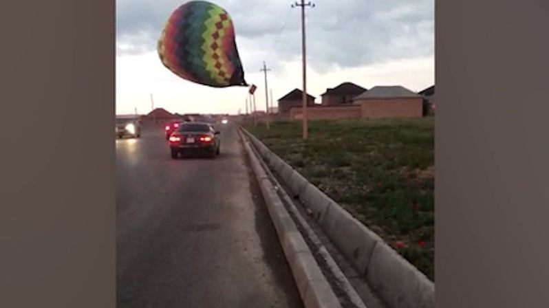 Horkovzdušný balon se chytil do elektrického vedení