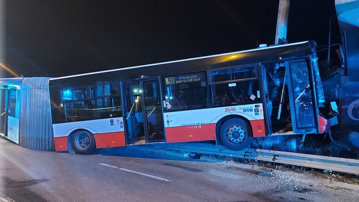 V Brně narazil autobus do lampy, 11 zraněných