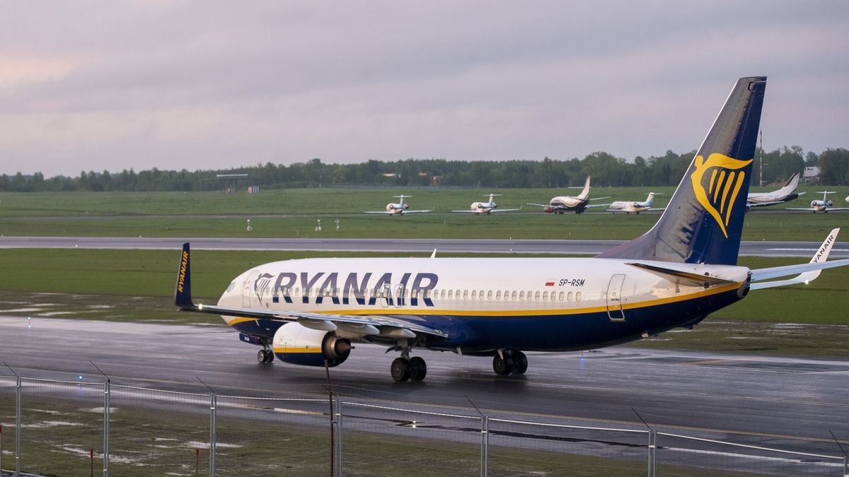 Boieng 737 Ryanair s imatrikulací SP-RSM po přistání u Vilniusu 
