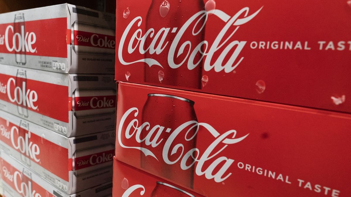 Coca-Cole v Česku a na Slovensku loni klesl zisk o 90 procent