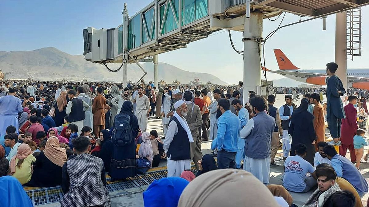 Afghánci se zoufale snaží dostat do letadel, na kábulském letišti vypukla panika