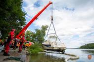 Loď hasiči na břeh vytáhli automobilovým jeřábem.