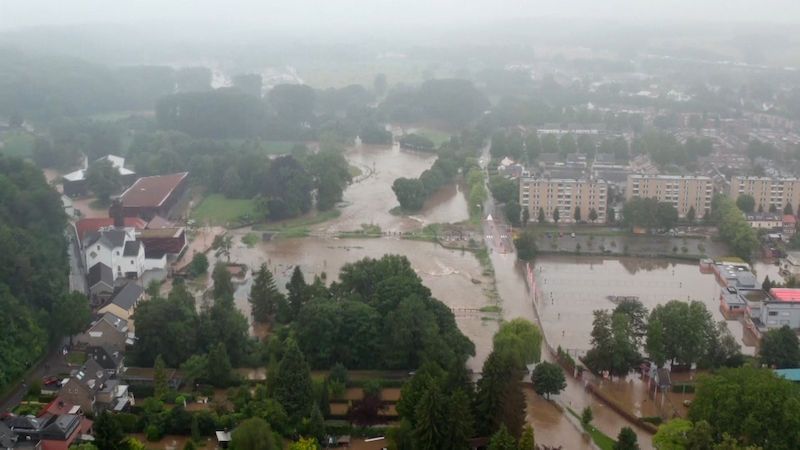 Tragická bilance po bouřkách roste v Německu i Belgii. Nizozemci evakuují
