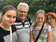 S manželem a vnučkami Viktorkou a Klaudií.