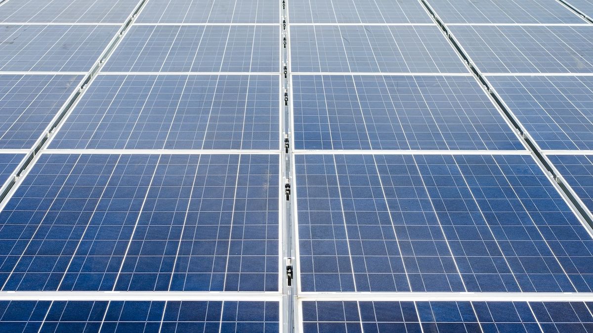 Některým solárním elektrárnám se zvedne daň, podpora klesne