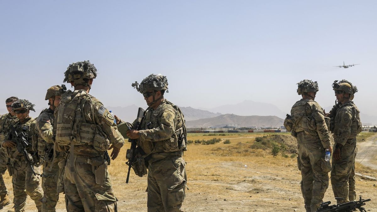 Američané zahájili stahování vojáků z kábulského letiště