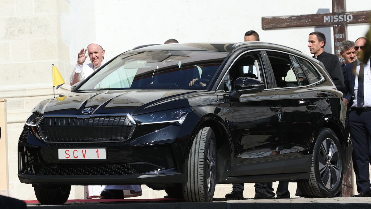 Papeže vozí na Slovensku Škoda Enyaq, má několik specialit
