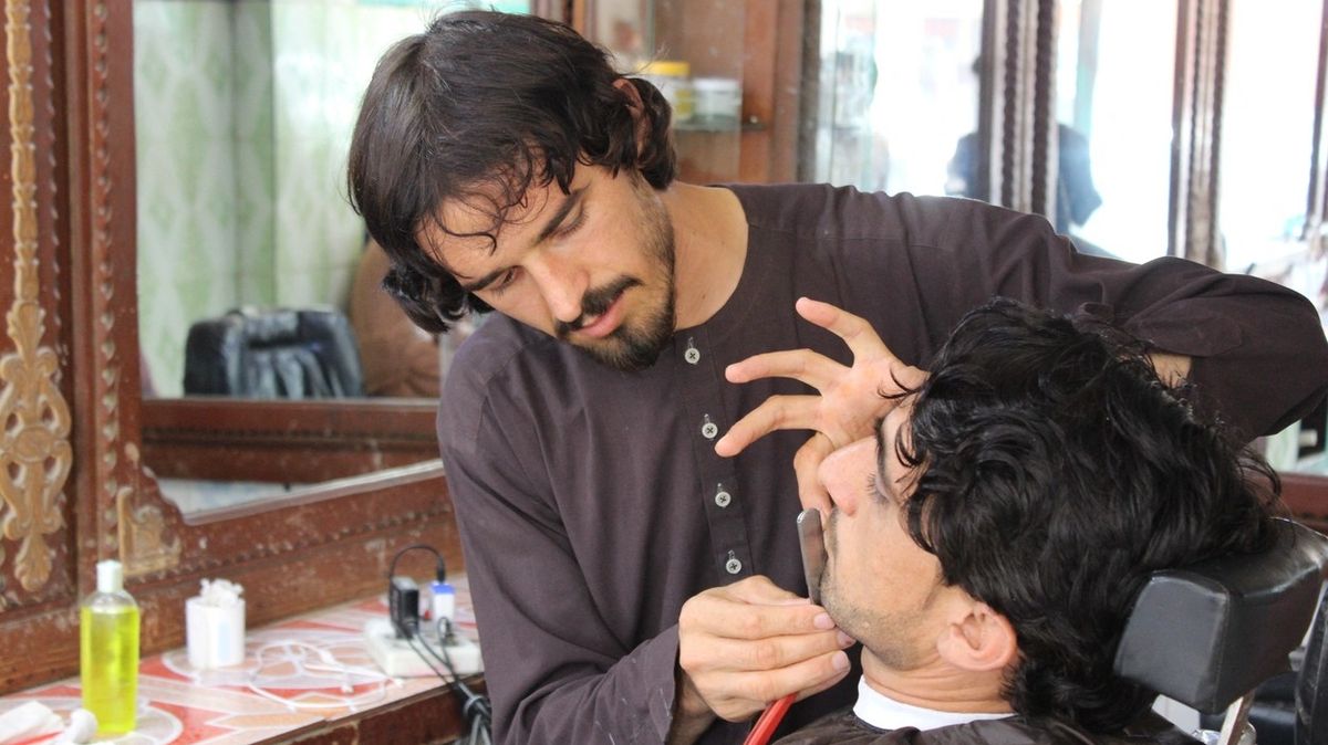 Tálibán zakázal holičům stříhat vousy