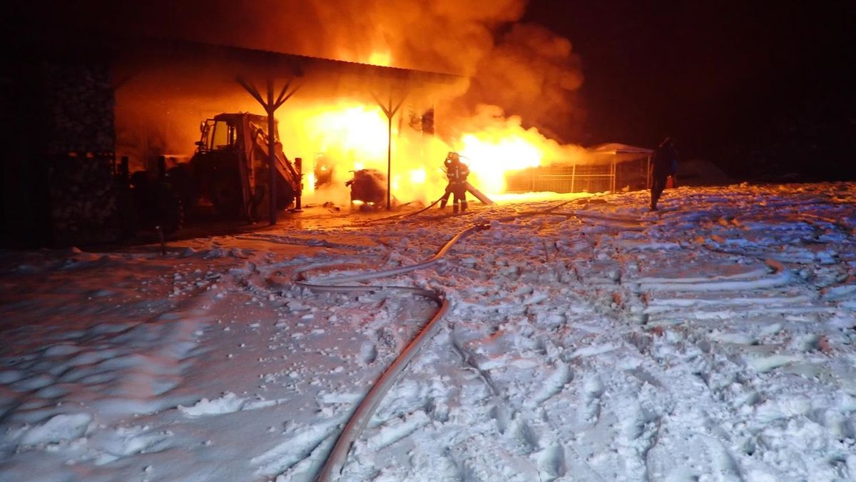Na Vsetínsku hořela udírna a objekt se zemědělskými stroji