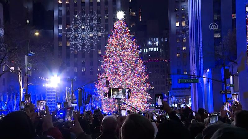 Slavnostní rozsvícení vánočních stromů v New Yorku a Washingtonu
