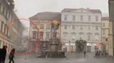 Větrná smršť shodila lešení na náměstí v centru Brna, lidé procházeli opodál