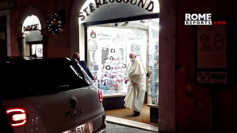 Papež překvapil kolemjdoucí, zašel si koupit cédéčko