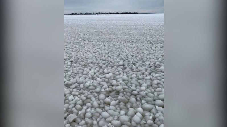 Tisíce obřích ledových koulí pokryly hladinu jezera Manitoba