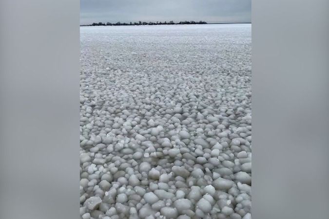 BEZ KOMENTÁŘE: Tisíce obřích ledových koulí pokryly hladinu jezera Manitoba