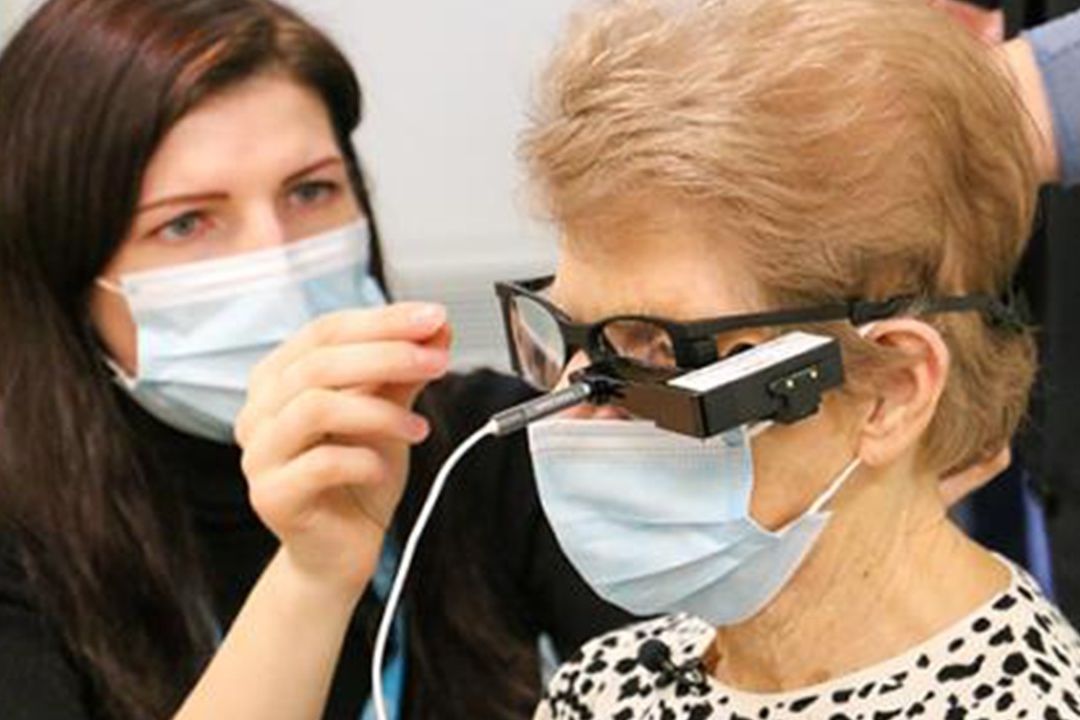 Zařízení bylo implantováno do levého oka 88leté ženy z Londýna.
