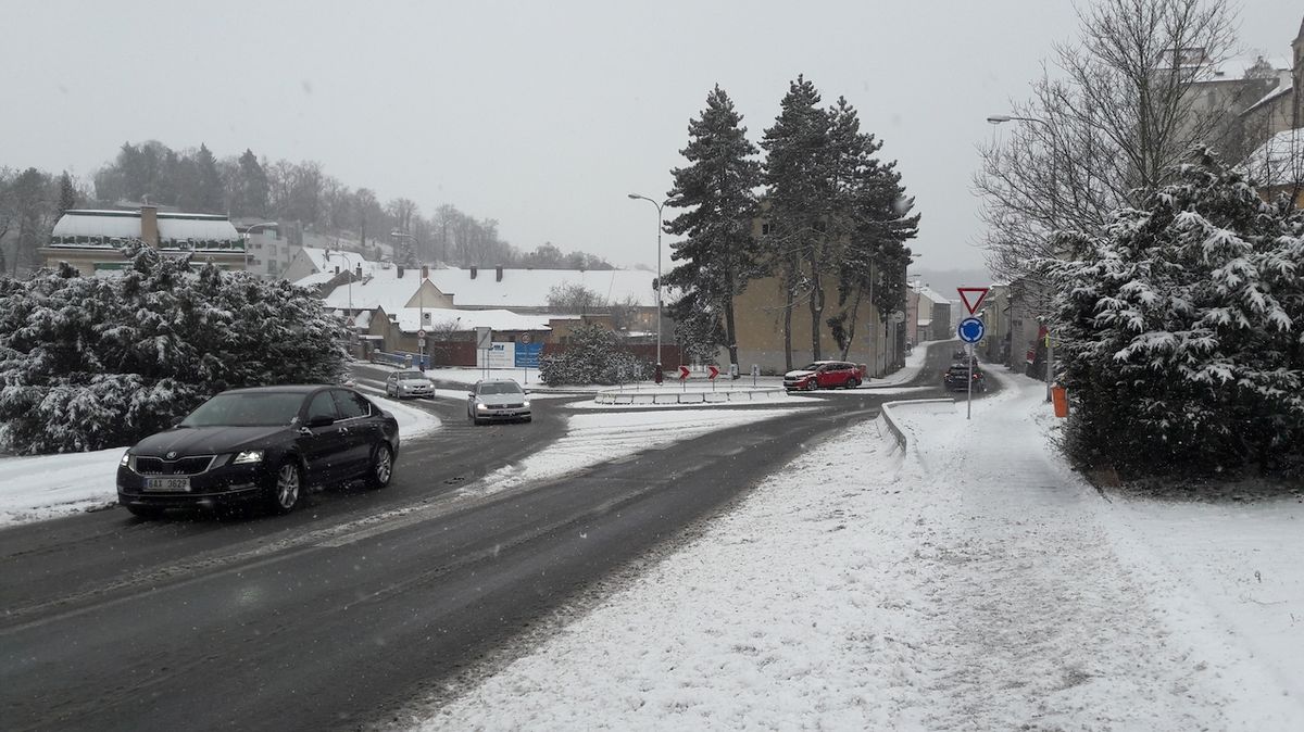 Silnice v Mladé Boleslavi je sice vypluhovaná, chodník je však zasypaný.