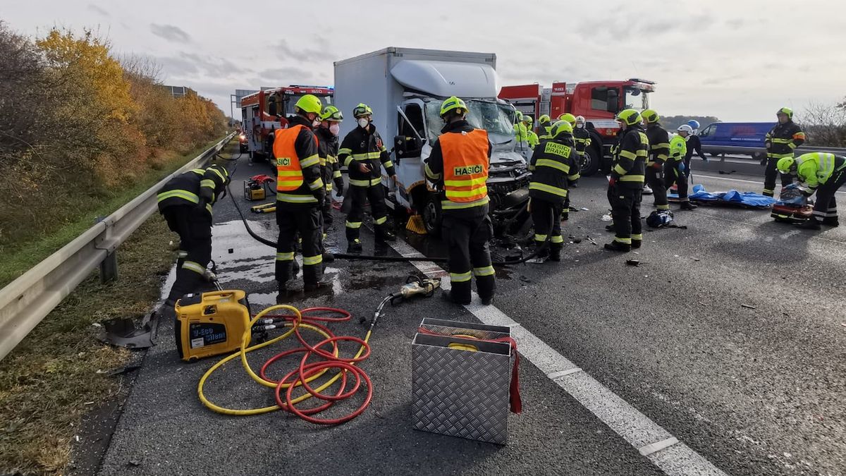 Nehoda nákladních aut uzavřela D1 v Praze