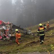 Drážní hasiči začali v úterý dopoledne odstraňovat vrak spadlé kabiny lanovky.