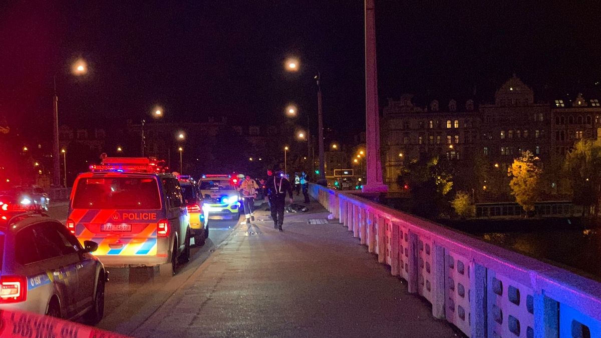 Řidič srazil na pražském Jiráskově mostě chodce, ten nehodu nepřežil