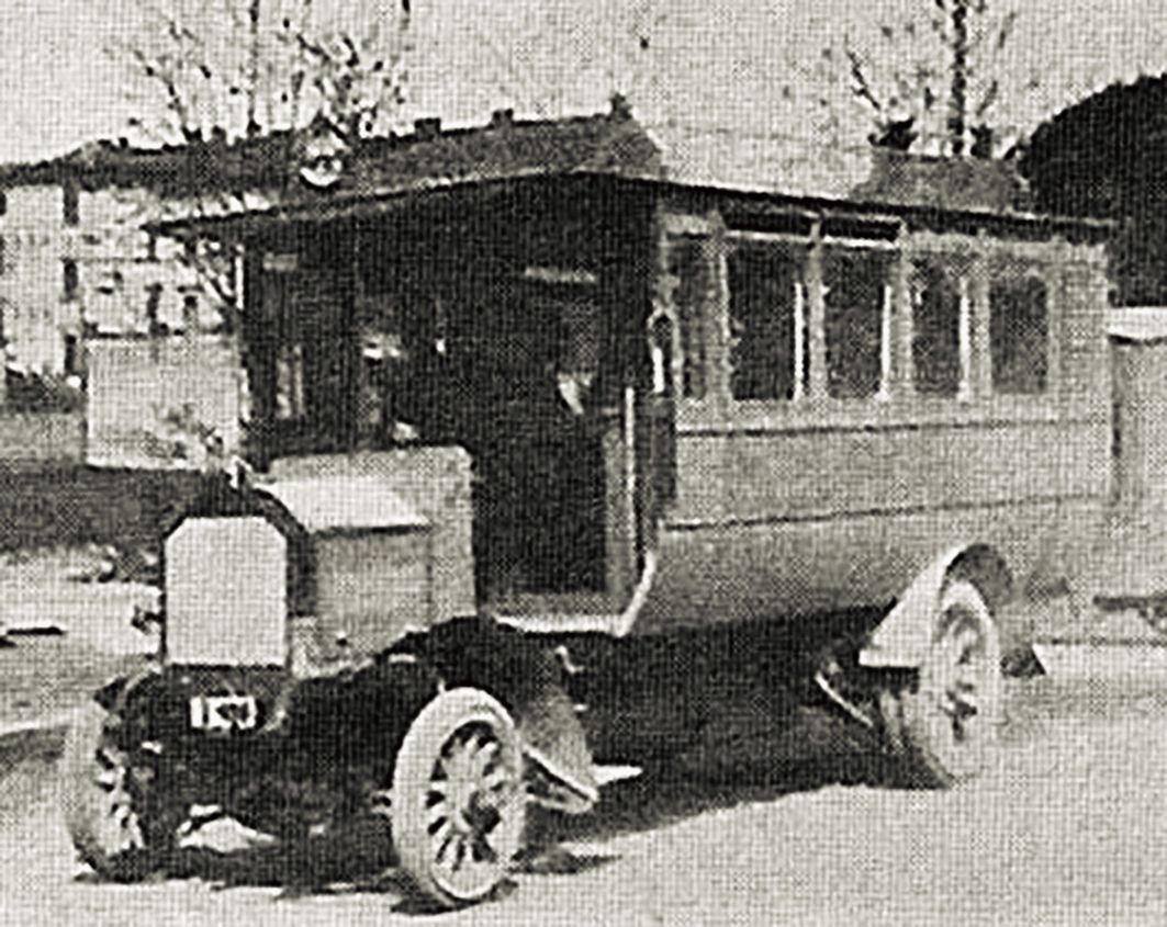 Neštěstí postihlo i první poštovní autobusovou trať v Čechách. Došlo k tomu v prosinci 1908 na lince Pardubice-Bohdaneč. Autobus se zřítil z takzvané semtínské hráze. Tři muži a tři ženy se lehce zranili, vozidlo se rozpadlo vejpůl.