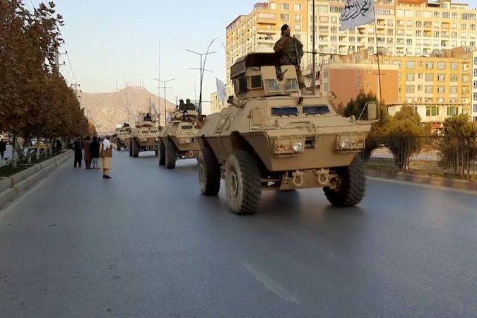 BEZ KOMENTÁŘE: Tálibán uspořádal vojenskou přehlídku, ukázal na ní vozidla USA a NATO