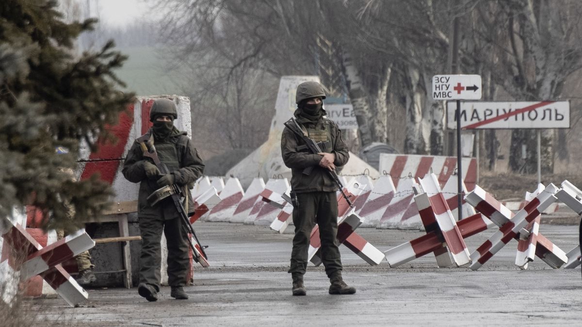 Ukrajinští vojáci na checkpointu v Mariupolu nedaleko proruských separatistů