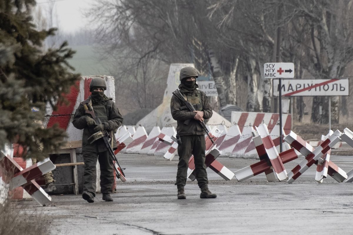 Ukrajinští vojáci na checkpointu v Mariupolu nedaleko proruských separatistů