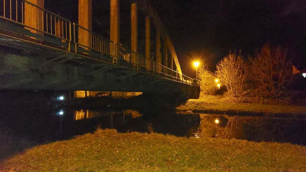 Most, ze kterého žena měla skočit.