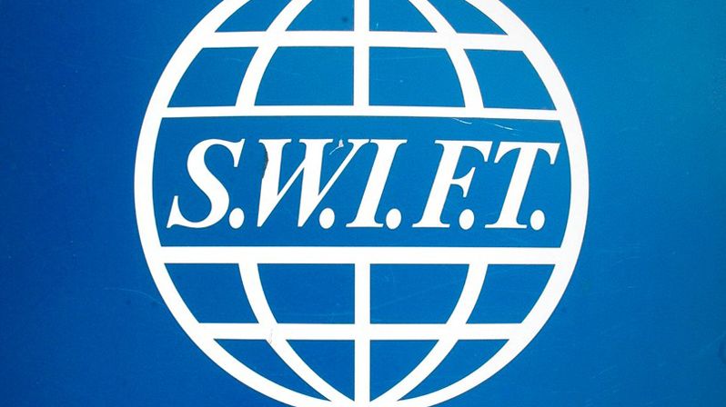 Logo SWIFT u budovy ústředí v Bruselu