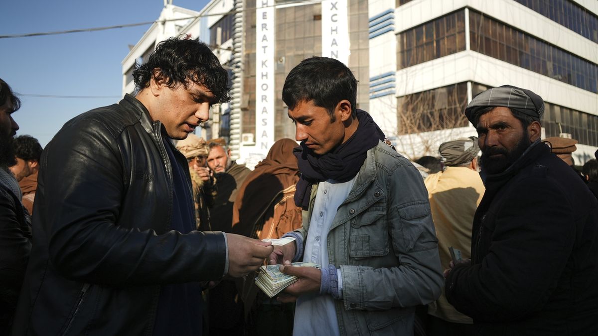 Tálibán znovu vydává pasy, lidé mrznou hodiny ve frontě