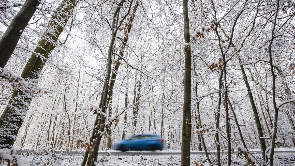 Meteorologové varovali před sněžením, silným větrem i sněhovými jazyky