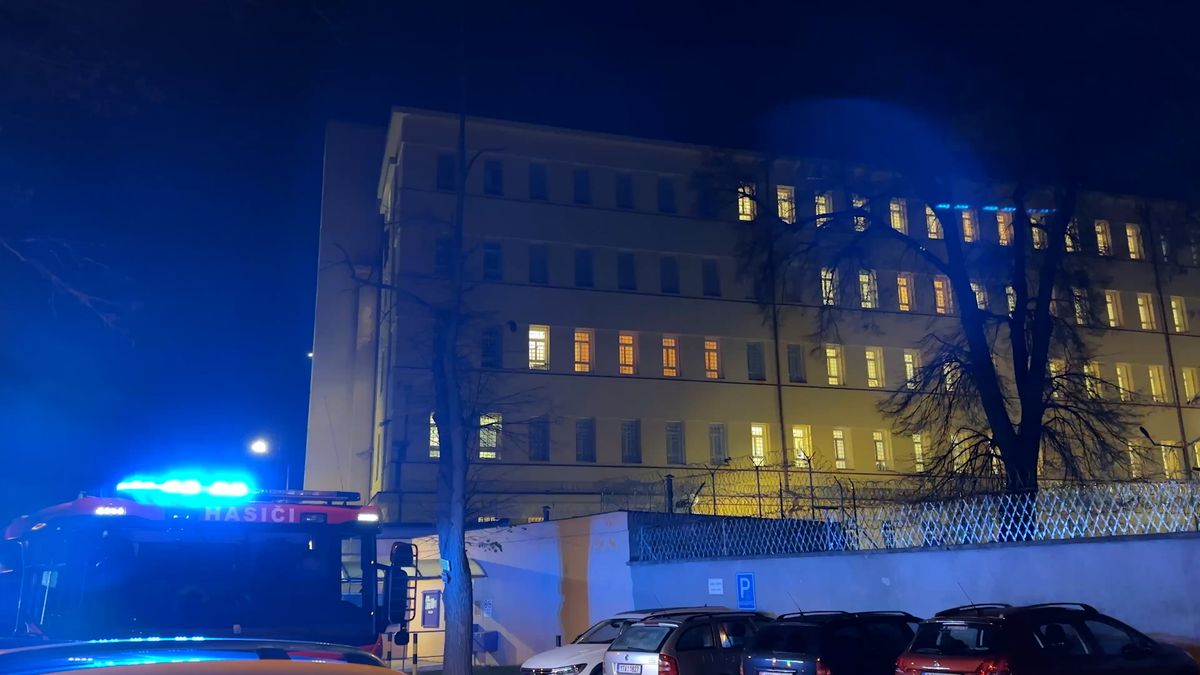 V areálu věznice v pražské Ruzyni zasahovali hasiči. U vjezdu je zkontrolovali dozorci