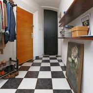 Předsíň byla první stavební akcí při proměně malého ateliéru ve velký byt.