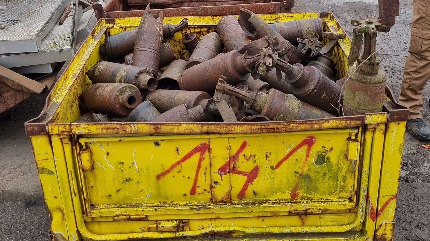 Ve sběrně v Olomouci někdo nechal kontejnery plné dělostřelecké munice