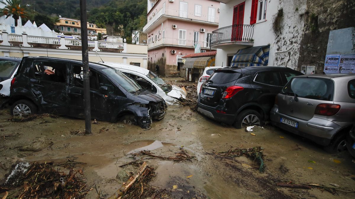 Na italském ostrově Ischia stále pátrají po možných obětech sesuvu