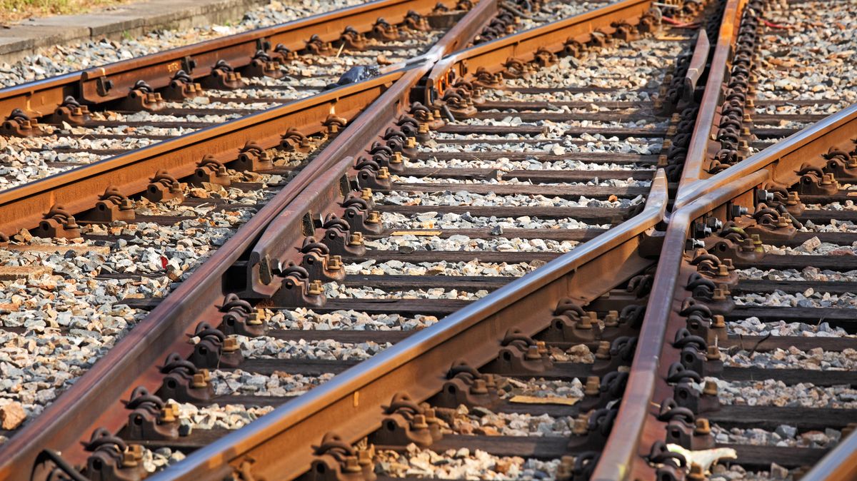 U Plzně srazil vlak člověka, provoz na trati byl přerušen
