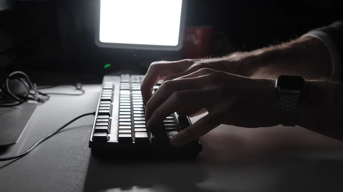 Devadesátiletý muž chtěl výhodně investovat do energetiky. Podvodníci ho připravili o statisíce