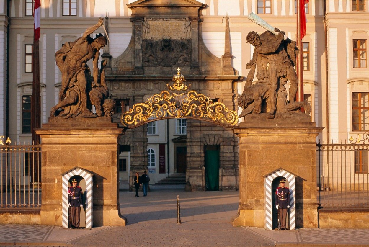 Hradní stráž před Prvním nádvořím Pražského hradu