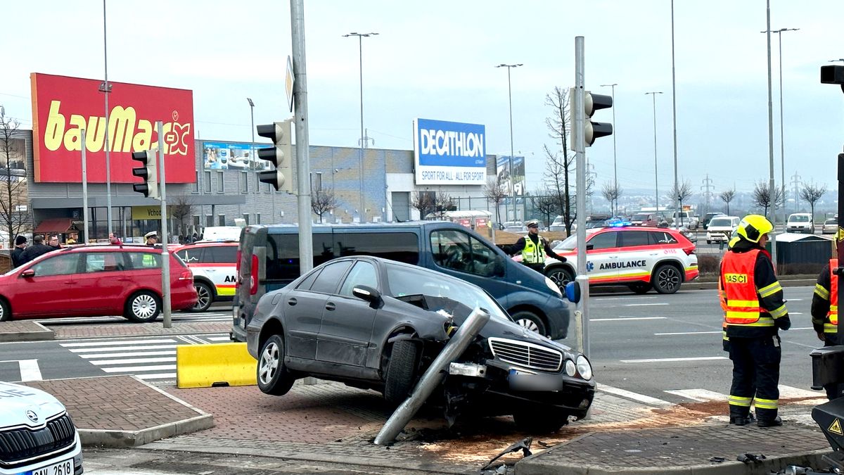 Řidič mercedesu ujížděl po dálnici D8, pak naboural v Praze