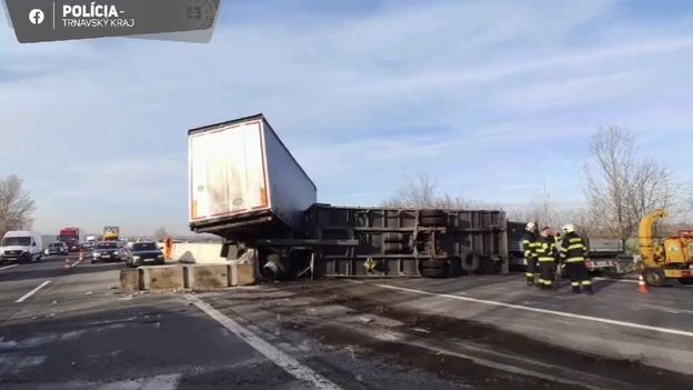 Kamion na Slovensku prorazil betonová svodidla a zablokoval dálnici