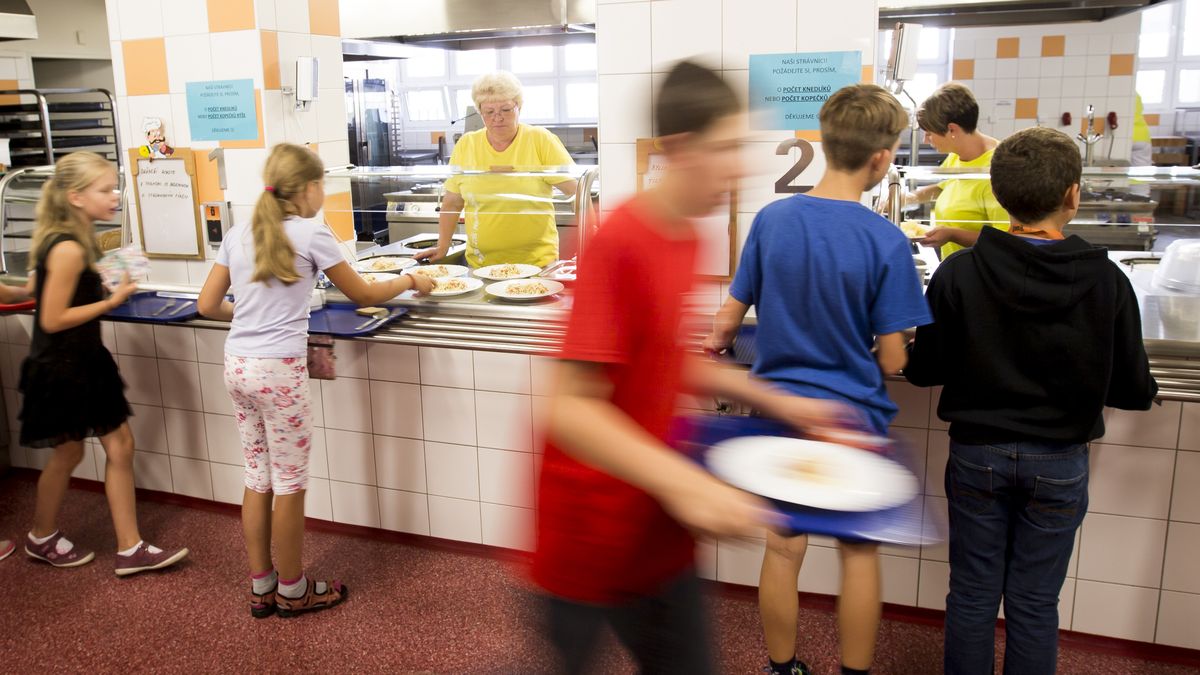 Stanjura dá na kuchařky a uklízečky ve školách málo. Bek musí škrtat ve svém rezortu