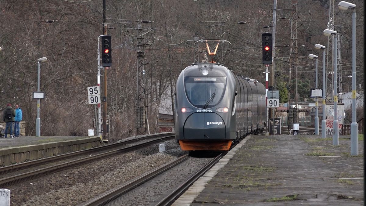 První čínský vlak na českých kolejích. Nabízí i sedadla k stání, můžete se na nich opřít