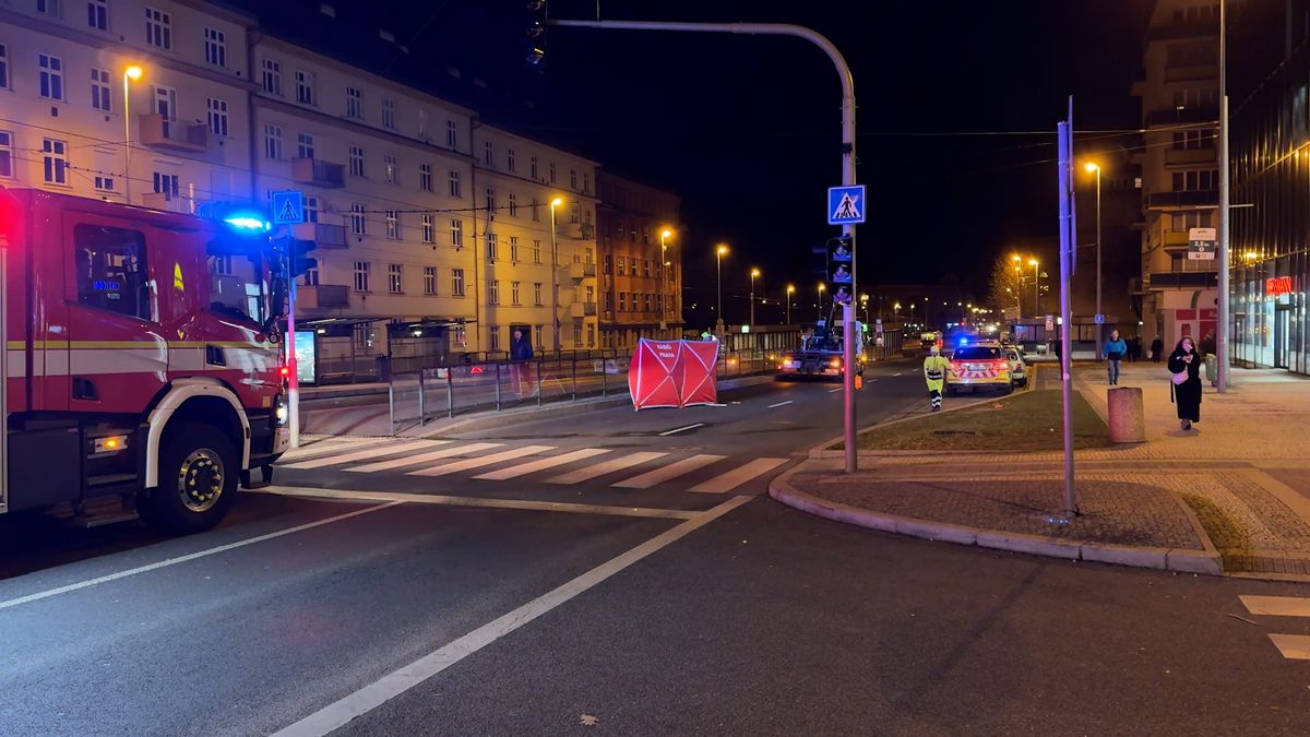 V Praze srazilo auto mladou ženu, na místě zemřela