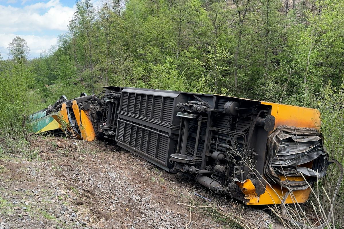 Železničáři odstraňují následky vlakové nehody u Klínce 