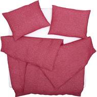 Bavlněné povlečení Jersey vypadá jako pletený svetr, ale je to jen hravý motiv. Povlečení z jemné potištěné pleteniny se během používání nemačká a po vyprání nevyžaduje žehlení. Cena 3590 Kč