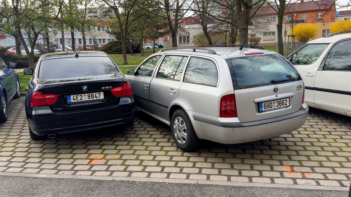 Řidička v Mladé Boleslavi nabourala stojící BMW, nadýchala 5,8 promile