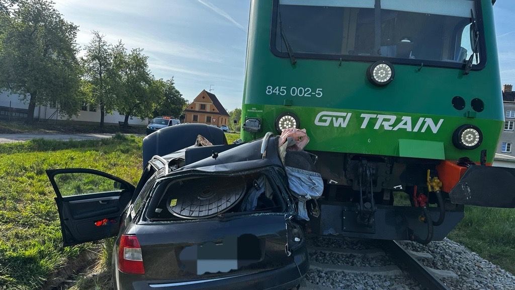 Na přejezdu na Českokrumlovsku se srazil vlak s autem. Řidič zřejmě přehlédl výstražné znamení